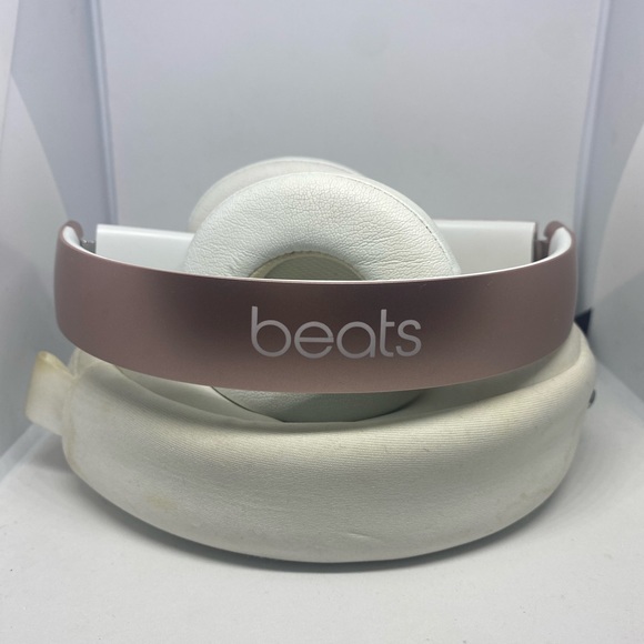 Selling Beats solos wireless (blush pink) with the white bag ( free) included - Picture 4 of 4